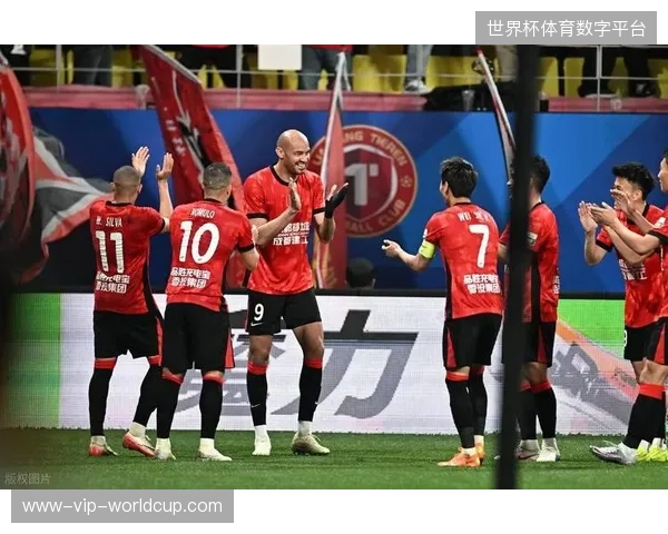成都蓉城以12轮不败开局领跑，场均2.67球的攻击力冠绝中超